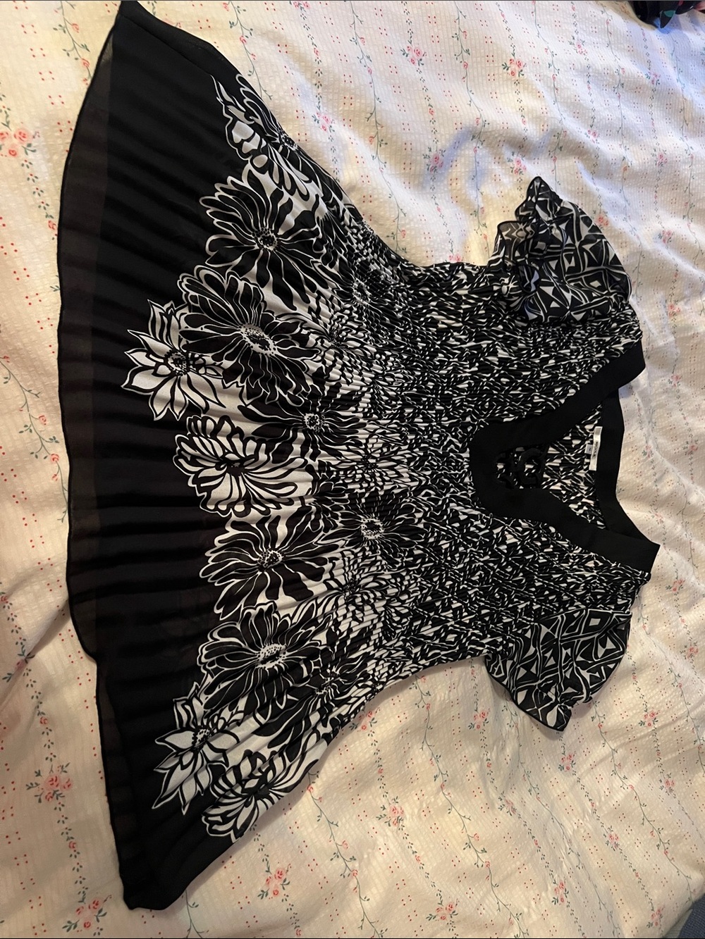 NICOLA Black & White Floral Smocked Tunic Top - Picture 8 of 10